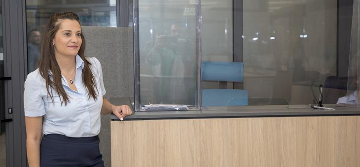 Дамите в Центъра за административно обслужване на Община Стара Загора посрещат с униформи и усмивка