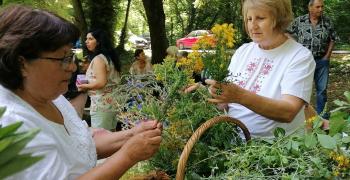 На Старозагорските бани замириса на 77 билки и половина, красив празник събра весели гости