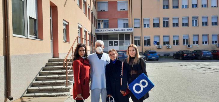 Дамската организация на „Републиканци за България"  в Стара Загора зарадва за празника медици от Казанлък