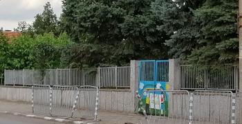 Кола се заби в ограда на училище
