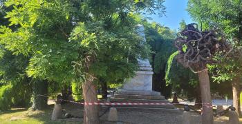 Дни преди годишнината от боевете при Стара Загора - паметникът, посветен на трагичните събития в града, отново е с компрометирана ограда   