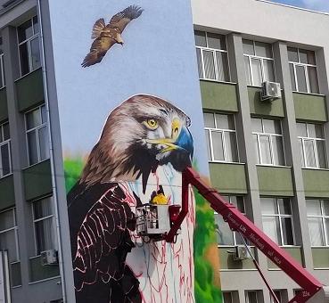 Царски орел краси сградата на старозагорска гимназия