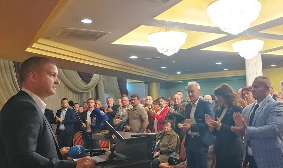Живко Тодоров показа оставката си, поиска и получи вот на доверие