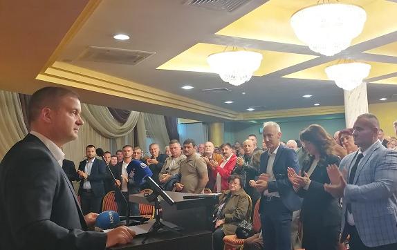 Живко Тодоров показа оставката си, поиска и получи вот на доверие