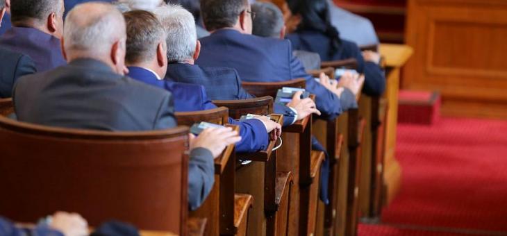 Парламентът ще заседава извънредно 
