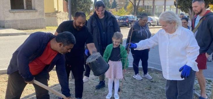 Над 100 доброволци от се включиха в инициативата по залесяване на липи и почистване в Стара Загора