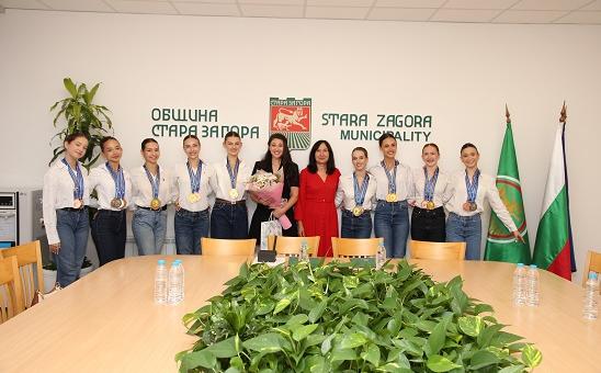 Зам.-кметът Надежда Чакърова поздрави балетна школа „Па де Кре“ за петте световни титли от World Dance Contest 2026   