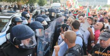 Протестът ескалира, отец Дионисий със спукан гръден кош | ВИДЕО