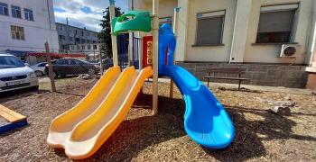 Детска площадка в двора на УМБАЛ в Стара Загора се сдоби с ново съоръжение за игра, пясъчник и пейки
