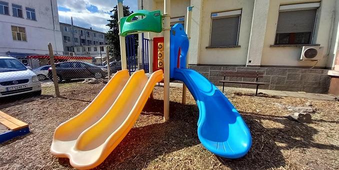 Детска площадка в двора на УМБАЛ в Стара Загора се сдоби с ново съоръжение за игра, пясъчник и пейки   