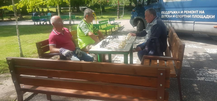 Нови пейки облагородяват паркове и междублокови пространства в Стара Загора