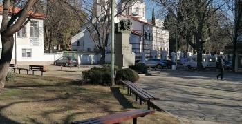 Подновиха парковата мебел около паметника на Васил Левски в Стара Загора