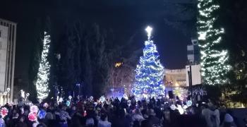 Празнична Стара Загора, грейнаха коледните елхи