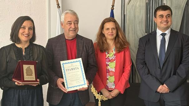 Областният управител Ива Радева удостои Държавен куклен театър  Стара Загора с почетен плакет