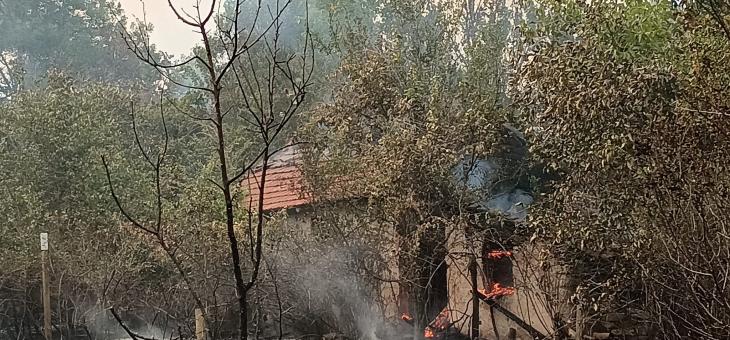 Пожар в Пъстрово, има изгорели къщи