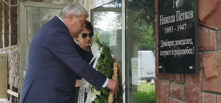 Народните представители Спас Гърневски и Лиляна Друмева почетоха в Казанлък паметта на горяните