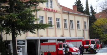 Пожар над Дълбоки, в гасенето участват над 100 души