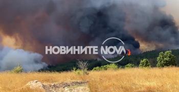 Пожарът край Казанлък е частично ограничен, включиха се и военнослужещи с хеликоптер