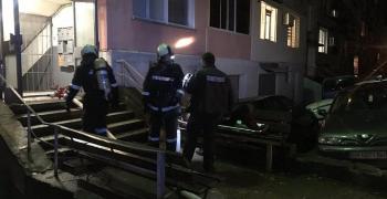 Пожар в жилищен блок, спасиха възрастен мъж