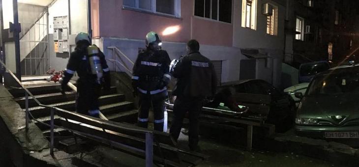 Пожар в жилищен блок, спасиха възрастен мъж