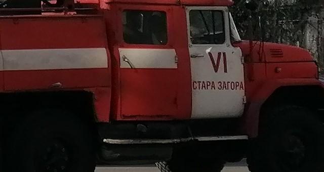 Горят сухи треви между селата Зимница и Ветрен