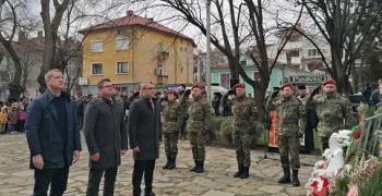 В Стара Загора: Стих, поклон и цвете за Левски