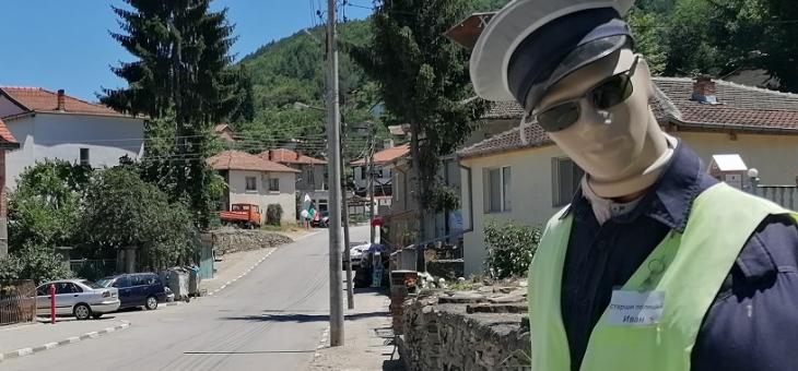 Старши полицай Иван следи за нарушители в Гълъбово