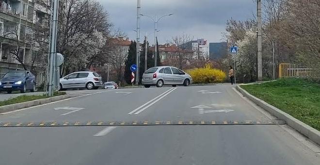 Поставиха "легнали полицаи" в района на опасно старозагорско кръстовище