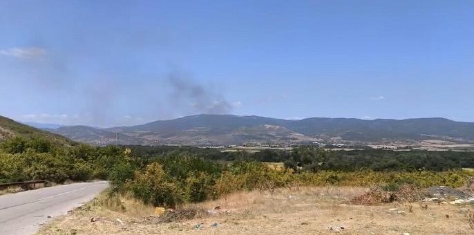 Пожар затвори Подбалканския път край Сливен