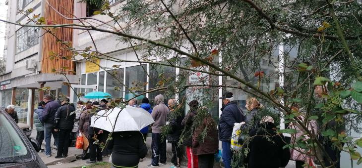 В Стара Загора опашки за пенсии въпреки коронавируса 