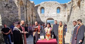Митрополит Киприан отслужи водосвет и молебен в Потопената църква край яз. „Жребчево“