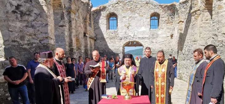 Митрополит Киприан отслужи водосвет и молебен в Потопената църква край яз. „Жребчево“