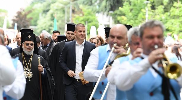 Кметът на Стара Загора поведе празничното шествие: „Със знанието и науката напред“