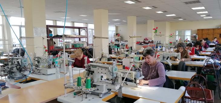 Шивачките от „Мересев“: По-добре да шием знамена, отколкото маски