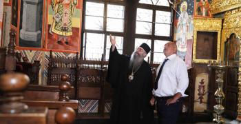 Глобяват премиера и журналисти без маски в Рилския манастир