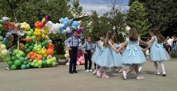 Празничен концерт и творчески работилници в парк „Артилерийски“ зарадваха малчуганите на 1 юни в Стара Загора