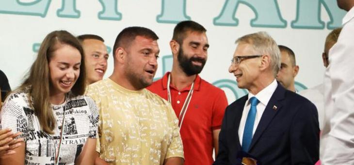 Увеличават студентските стипендии от първи октомври