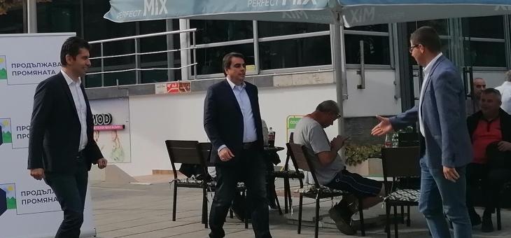 Кирил Петков и Асен Василев се срещнаха със симпатизанти в Стара Загора