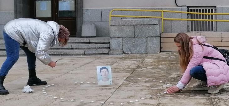 Протест и сърце от свещички пред Съдебната палата в Стара Загора