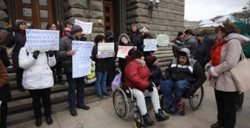 Хора с увреждания протестират пред Министерски съвет