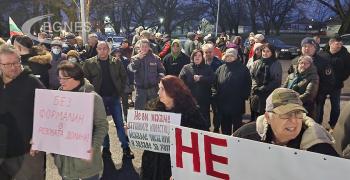 Жители на Казанлък и Павел баня протестираха заради производство на смоли