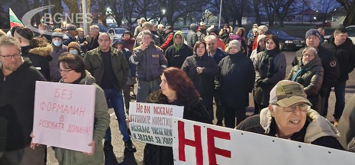 Жители на Казанлък и Павел баня протестираха заради производство на смоли