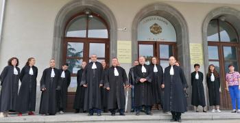В Стара Загора адвокати проведоха мълчалив протест пред Съдебната палата