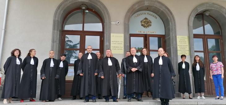 В Стара Загора адвокати проведоха мълчалив протест пред Съдебната палата