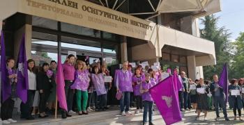 И в Стара Загора протестираха служители на НОИ