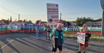 Служители на агенциите „Борба с градушките" и „Рибарство и аквакултури" блокираха пътя Пловдив - Хасково