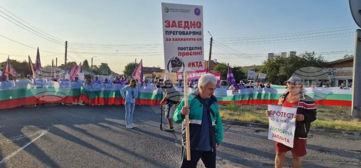 Служители на агенциите „Борба с градушките" и „Рибарство и аквакултури" блокираха пътя Пловдив - Хасково 