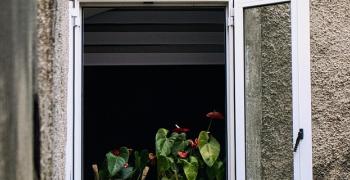 Крадец влезе през отворен прозорец в жилище и си тръгна с 1950 евро