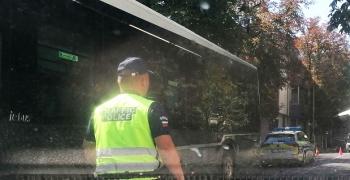 Градски автобус блъсна лек автомобил в Стара Загора, последва верижна катастрофа