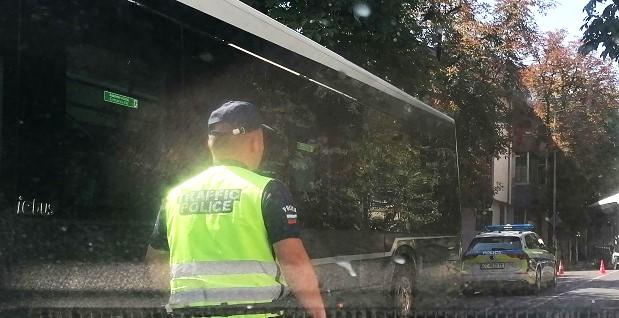 Градски автобус блъсна лек автомобил в Стара Загора, последва верижна катастрофа